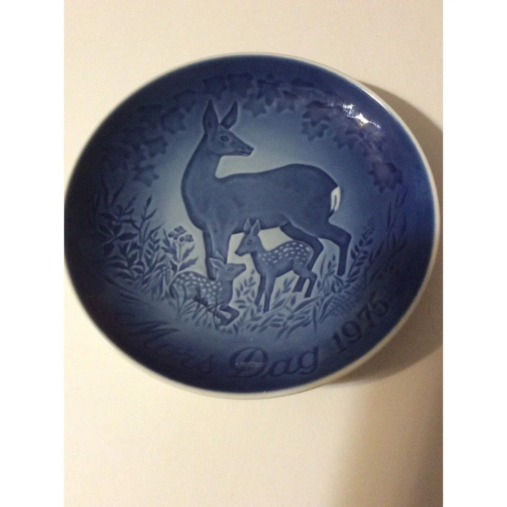 B & G Copenhagen Denmark 1975 Blue White Collector Plate Mother Deer And Fawns